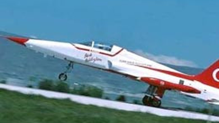 Türk yıldızı eğitim uçuşunda düştü